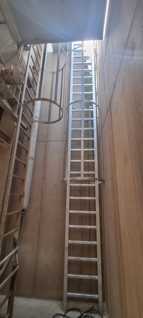 Metalen trapladder